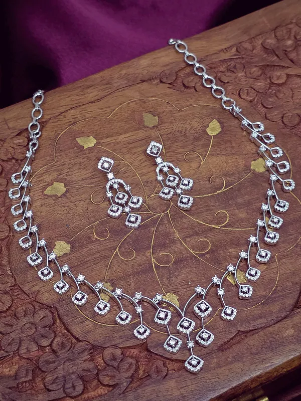 Elegant_Silver_Stone_Necklace_Set