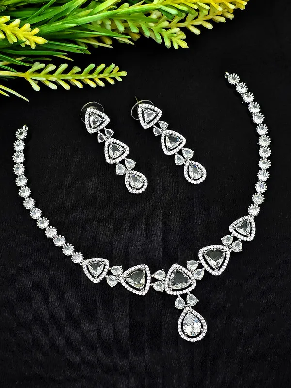 Elegant_Crystal_Necklace_Earrings_Set