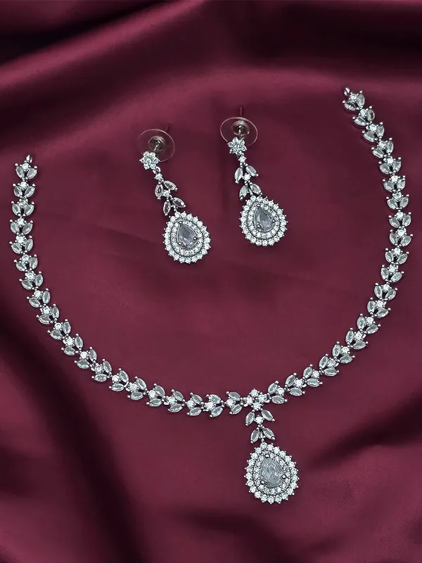 Sparkling_Crystal_Necklace_Earrings_Set