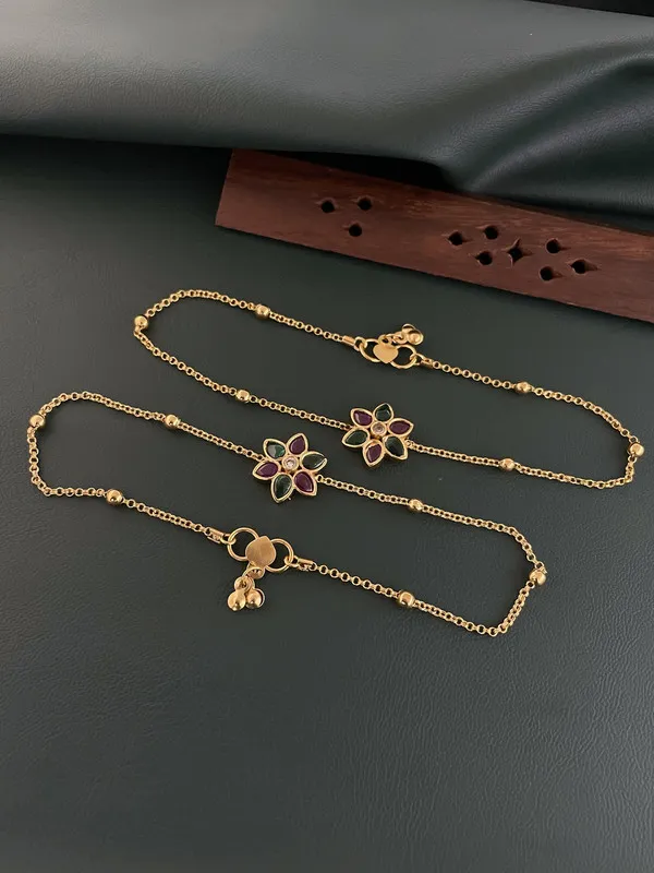 Gold_Flower_Pendant_Anklets_Set