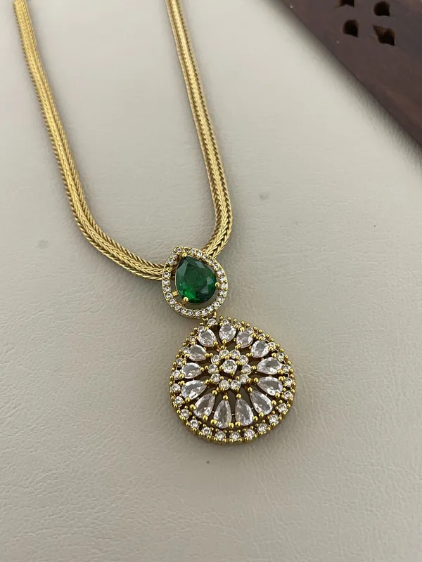 Gold_Emerald_Teardrop_Necklace_with_Earrings