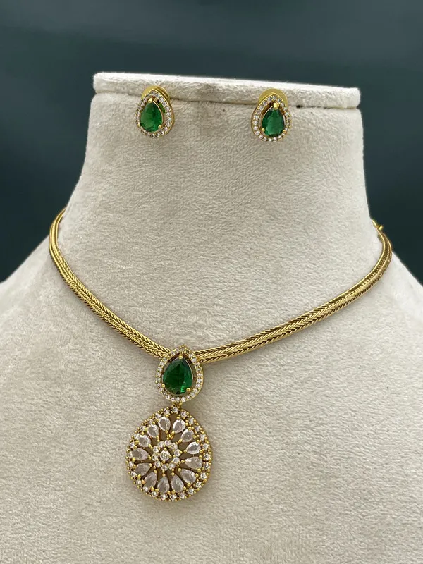 Gold_Emerald_Teardrop_Necklace_with_Earrings