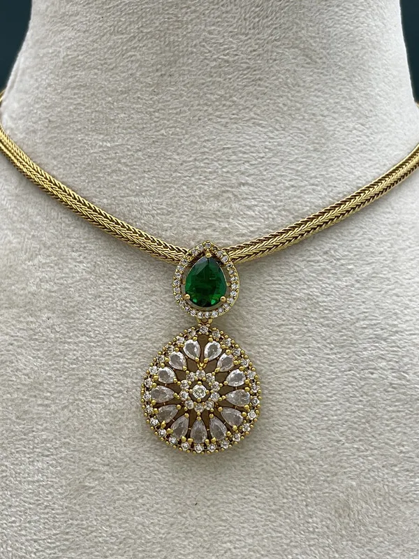 Gold_Emerald_Teardrop_Necklace_with_Earrings