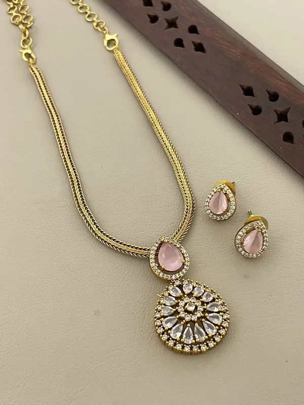 Pink_Teardrop_Necklace_and_Earrings