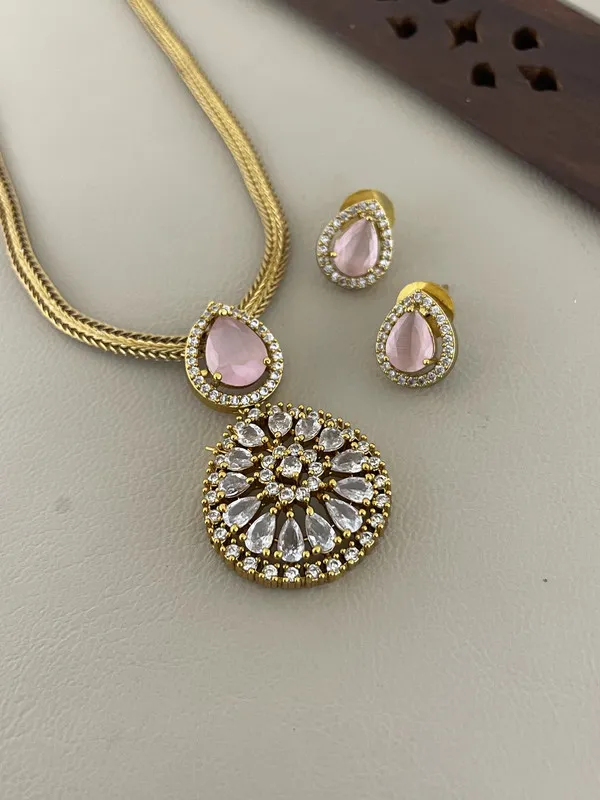 Pink_Teardrop_Necklace_and_Earrings