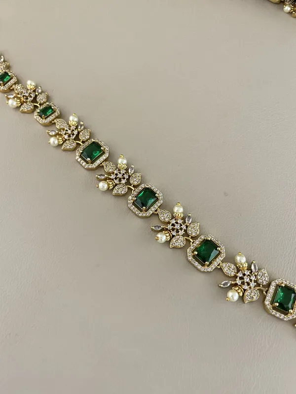 Emerald_Green_Necklace_with_Earrings_Set