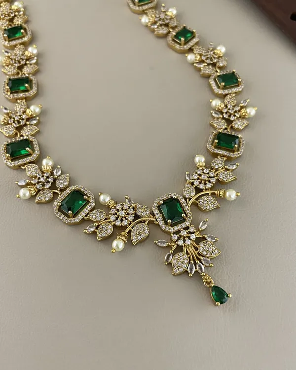 Emerald_Green_Necklace_with_Earrings_Set