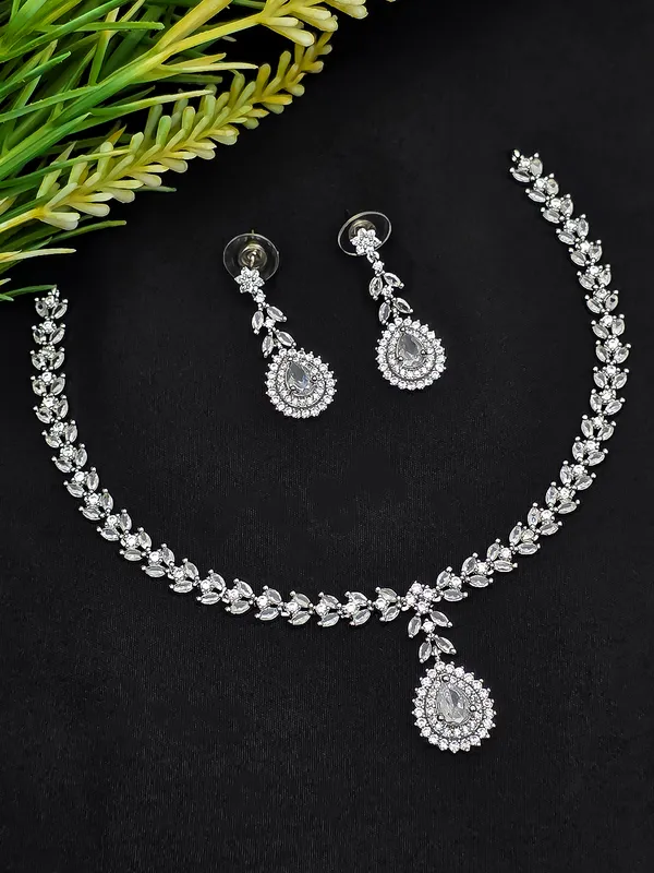 Sparkling_Crystal_Necklace_Earrings_Set