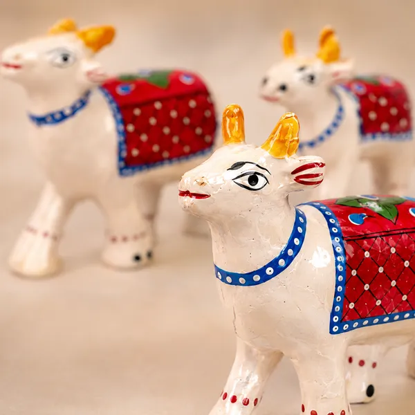 DreamKraft_Paper_Mache_Cow_Showpiece_Set_of_3,_White