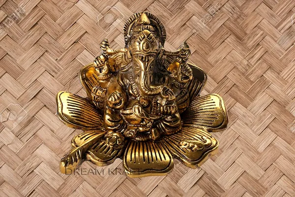 DreamKraft_Metal_Ganesha_Showpiece_on_Lotus_Base,_Gold