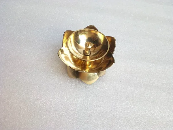 _Brass_Diya_Handmade_Oil_Lamp_for_Puja_(4.5_x_7_Cm,Golden)