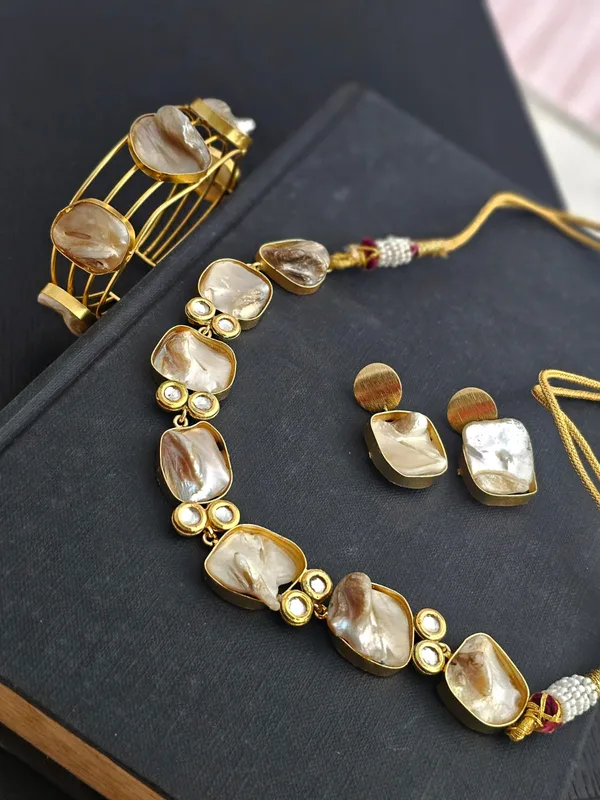 Mother_of_Pearl_Necklace_Set_with_Bracelet