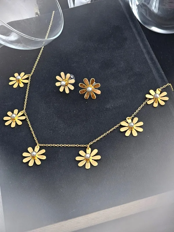 Flower_Shaped_Simple_And_Elegant_Necklace