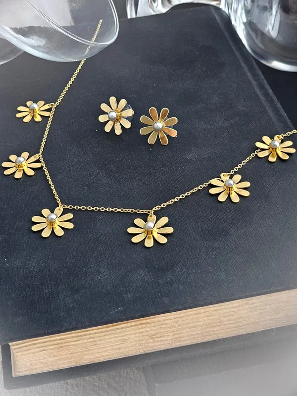 Flower_Shaped_Simple_And_Elegant_Necklace