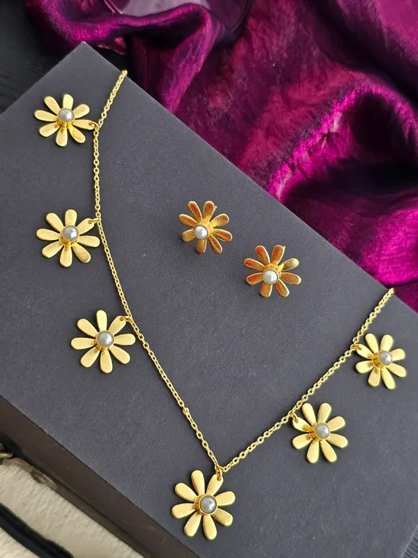 Flower_Shaped_Simple_And_Elegant_Necklace