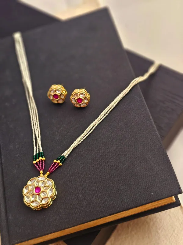 Minimal_Kundan_Pendant_Necklace_Set