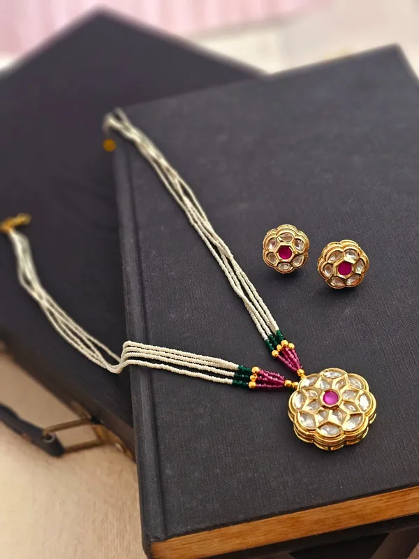 Minimal_Kundan_Pendant_Necklace_Set