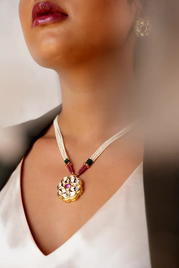 Minimal_Kundan_Pendant_Necklace_Set