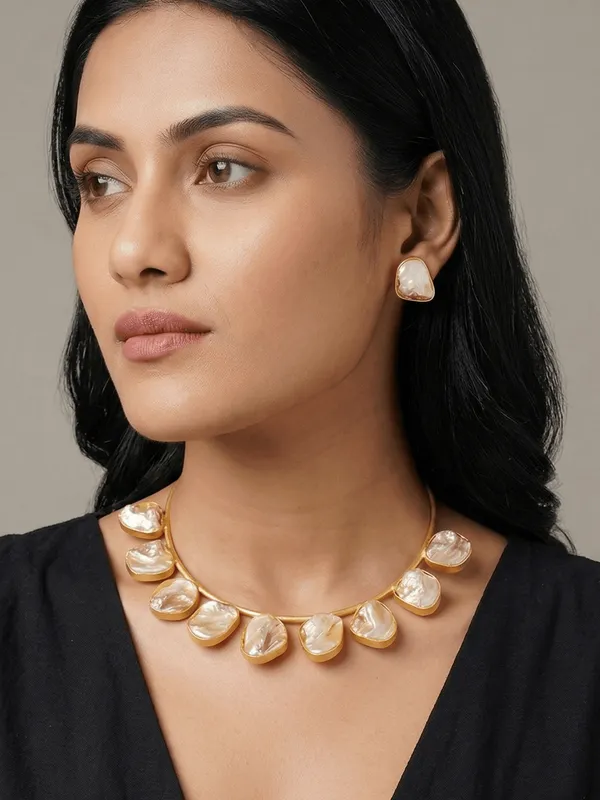 Ivora_Mother_Of_Pearl_Necklace_Set
