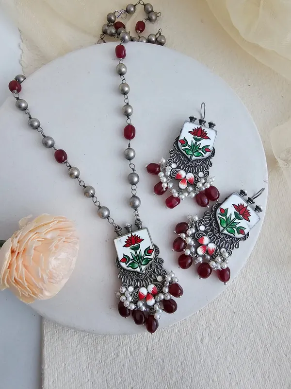 Lotis_Long_Red_Kundan_Beads_Pendant_Set