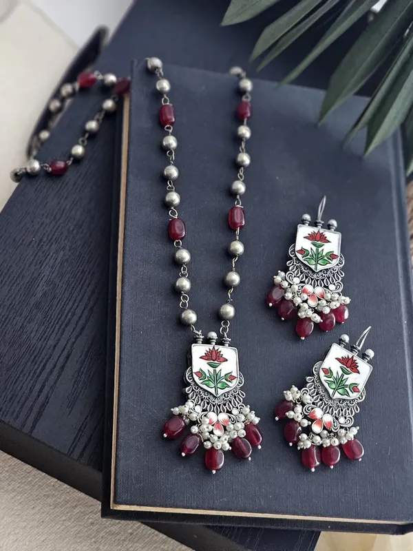 Lotis_Long_Red_Kundan_Beads_Pendant_Set