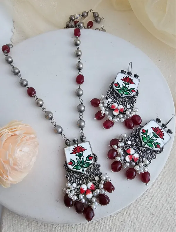 Lotis_Long_Red_Kundan_Beads_Pendant_Set