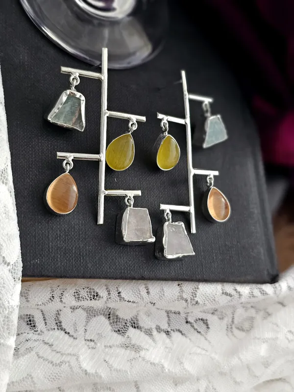 gold_toned_flower_peach_pearl_drop_earring
