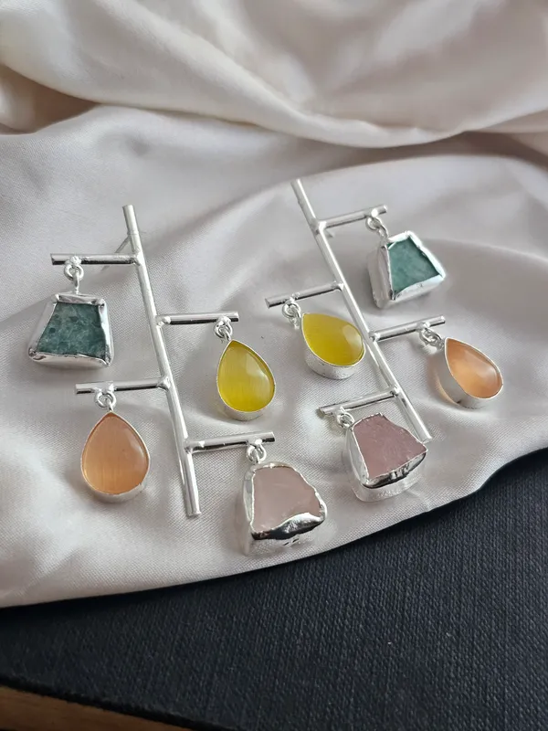 gold_toned_flower_peach_pearl_drop_earring