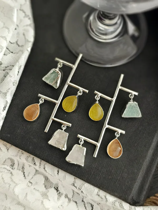 gold_toned_flower_peach_pearl_drop_earring