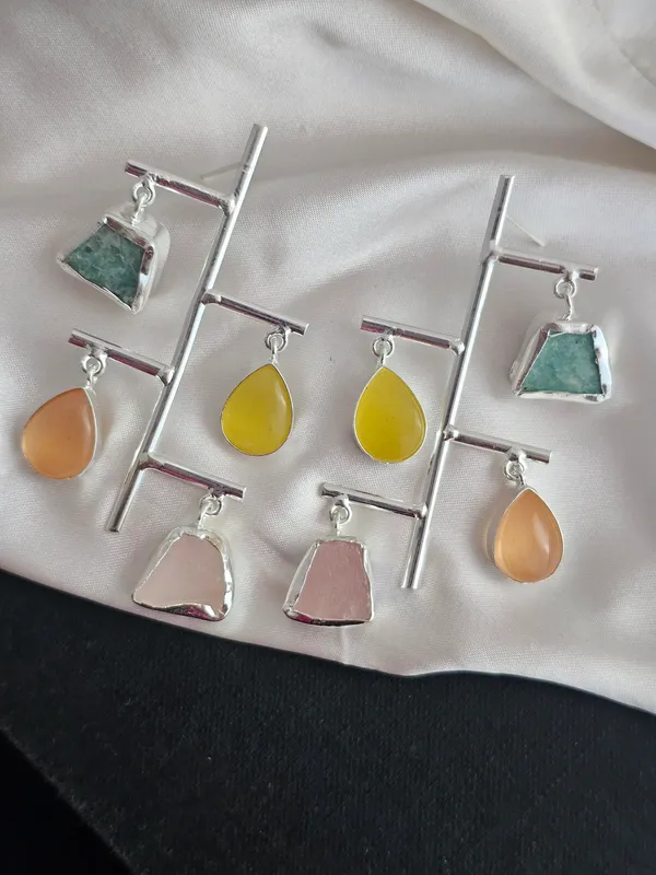 gold_toned_flower_peach_pearl_drop_earring