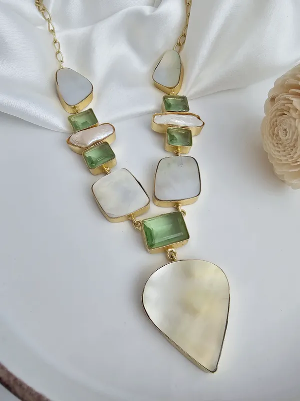 Lumora_Pearl-Glass_Necklace