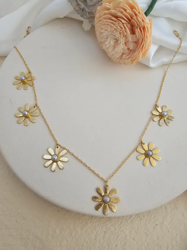 Flower_Shaped_Simple_And_Elegant_Necklace