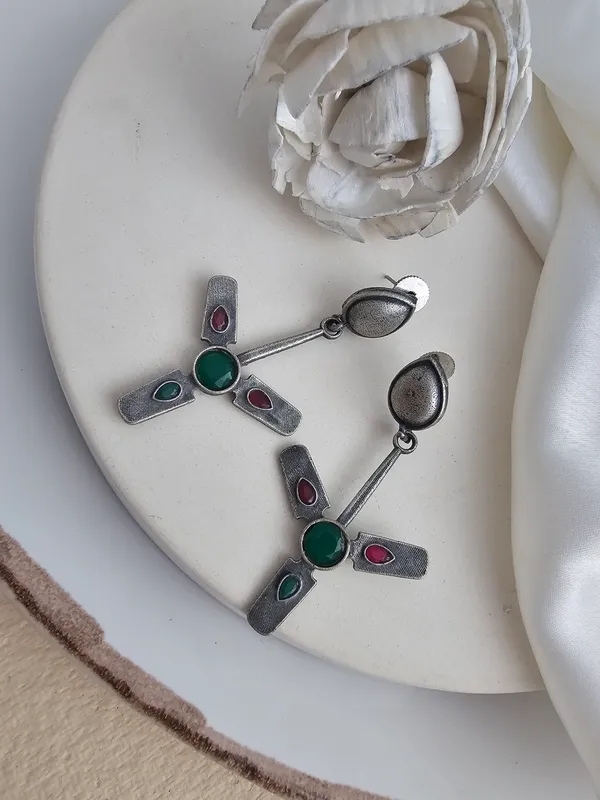 Elegant_Fan_Shaped_Earrings