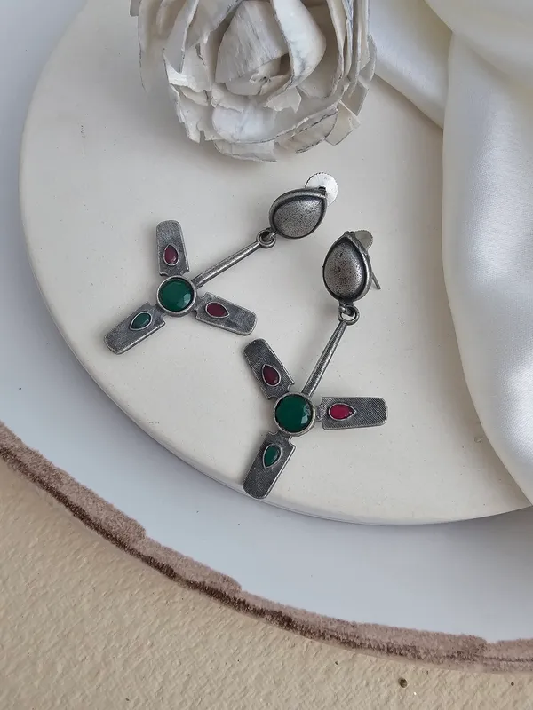 Elegant_Fan_Shaped_Earrings