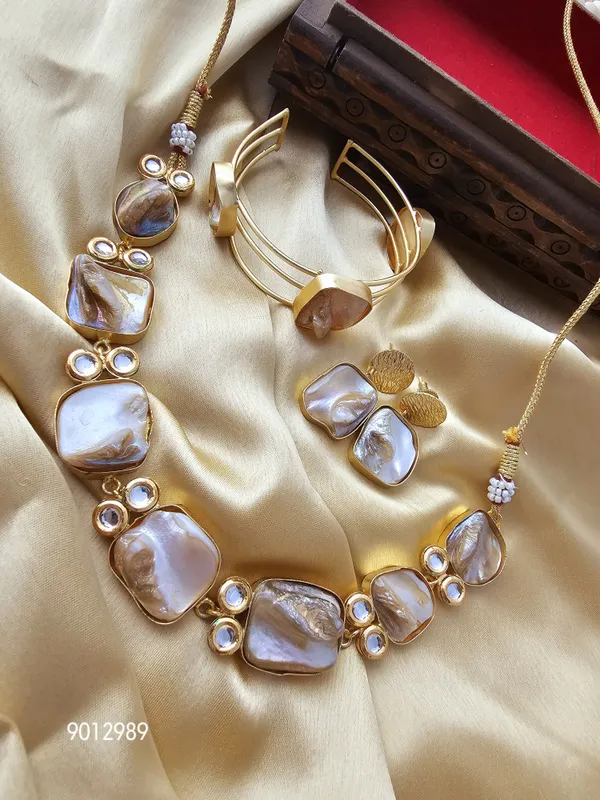 Mother_of_Pearl_Necklace_Set_with_Bracelet