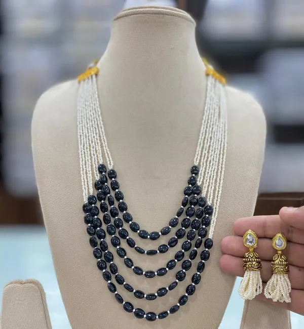 simplicity_of_black_beads_sophisticated_intricate_gold-toned_necklace_set