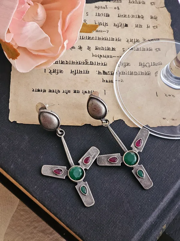 Elegant_Fan_Shaped_Earrings