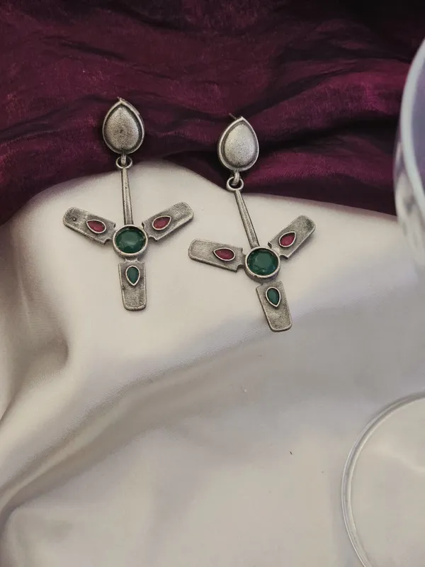 Elegant_Fan_Shaped_Earrings