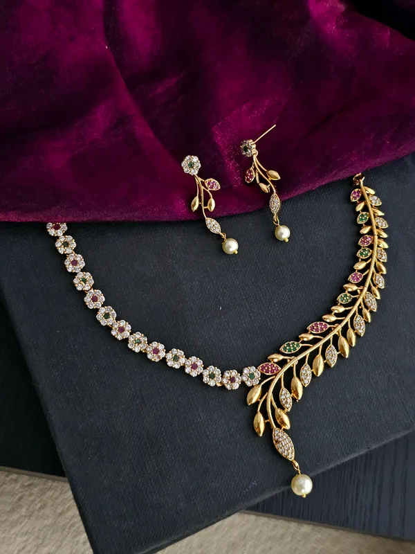 Jiva_Leaf_Design_Golden__Necklace_Set