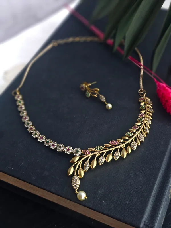 Jiva_Leaf_Design_Golden__Necklace_Set
