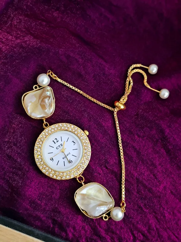 Celeste_Pearl_Dial_Watch