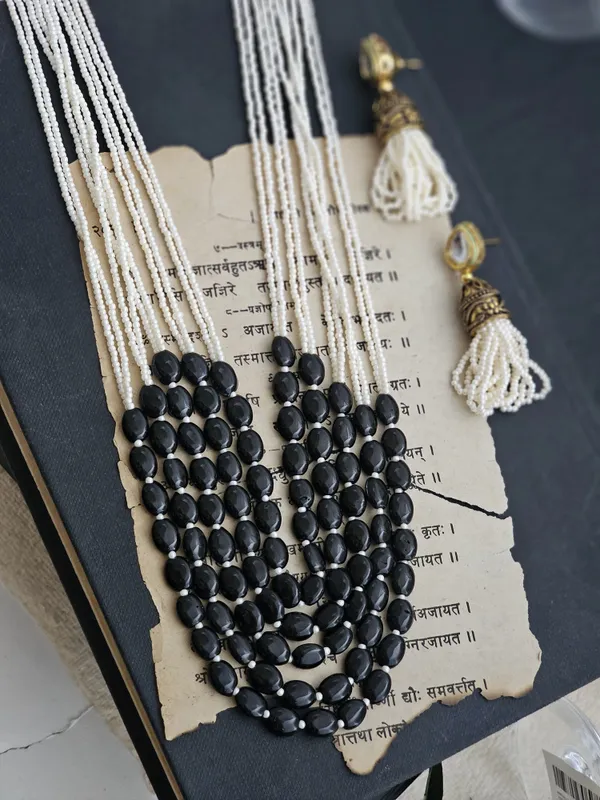 simplicity_of_black_beads_sophisticated_intricate_gold-toned_necklace_set
