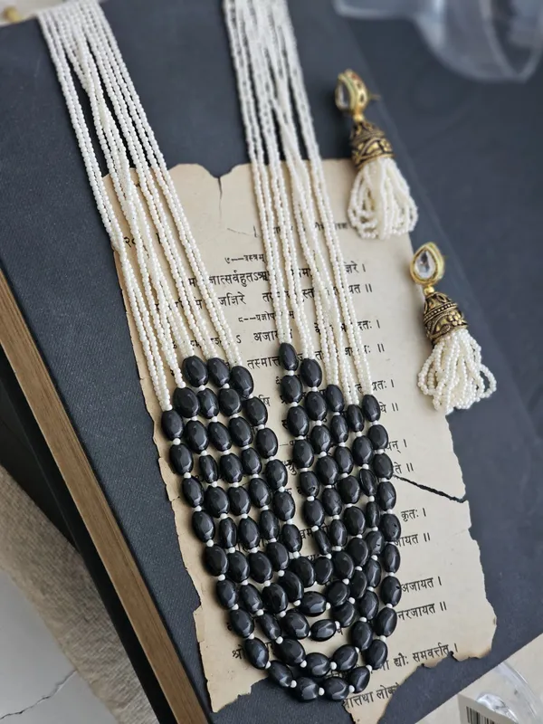 simplicity_of_black_beads_sophisticated_intricate_gold-toned_necklace_set