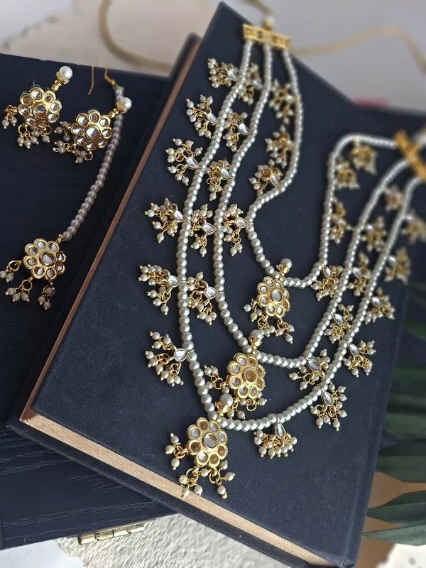 3-Layered_Kundan_Necklace_Set_With_Mangtika