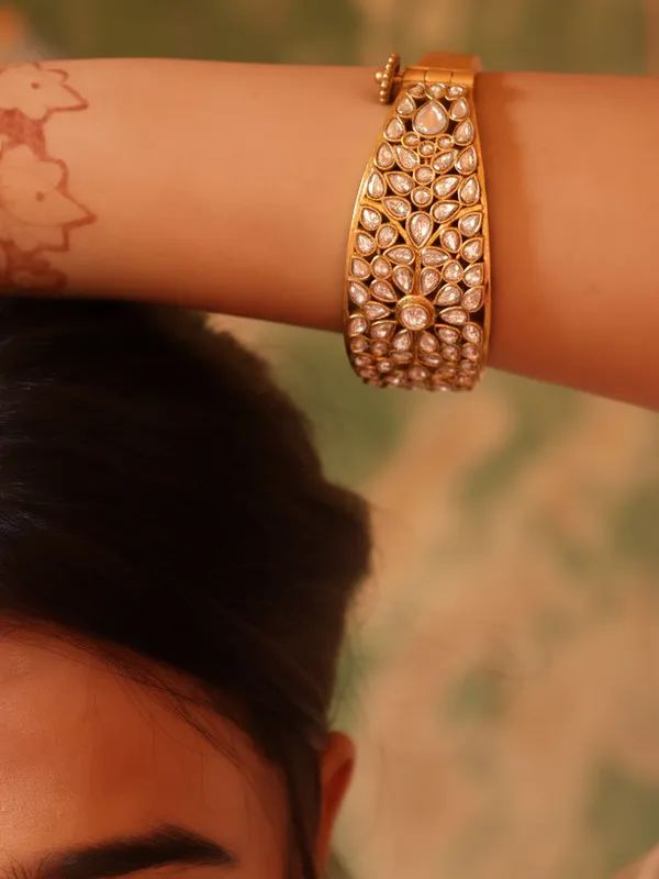 Golden_Petal_Gleam_Bracelet