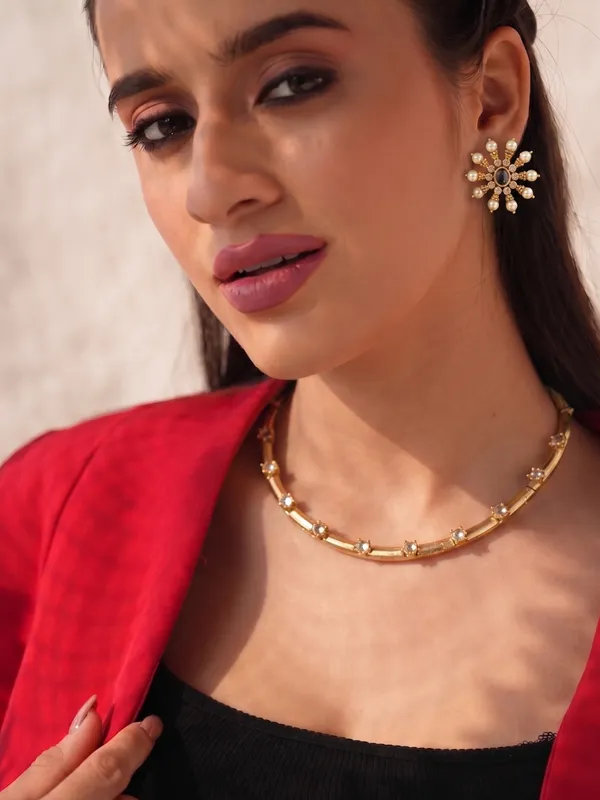 Sundarika_Golden_Stone_Necklace_Set