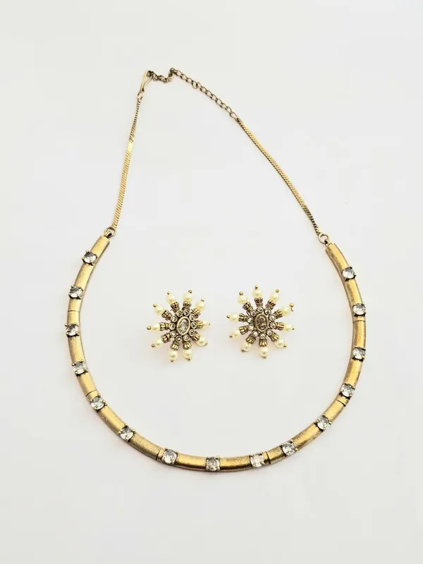 Sundarika_Golden_Stone_Necklace_Set