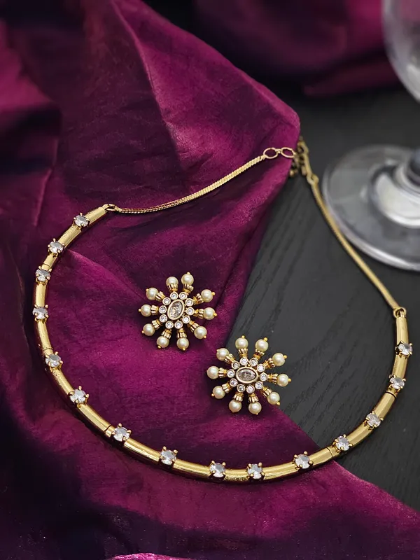 Sundarika_Golden_Stone_Necklace_Set