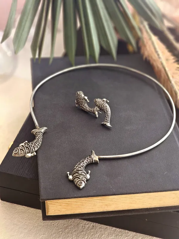 Koi_Hasuli_Open_Choker_Necklace_Set_with_Ornate_Fish_Pendants