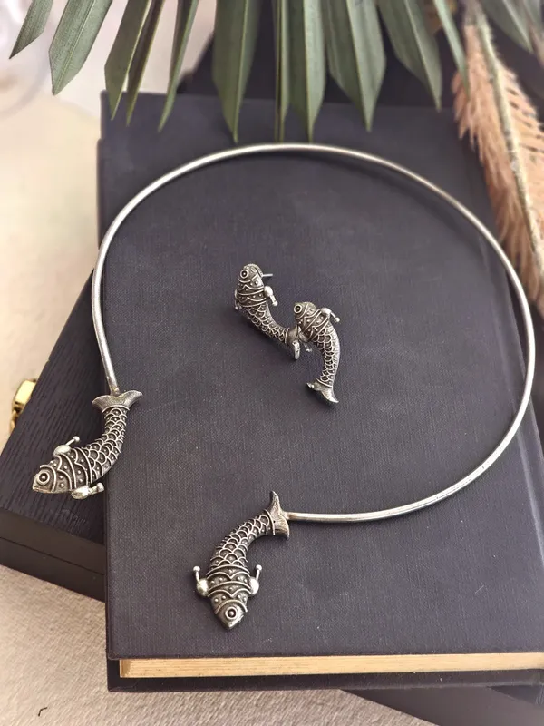 Koi_Hasuli_Open_Choker_Necklace_Set_with_Ornate_Fish_Pendants
